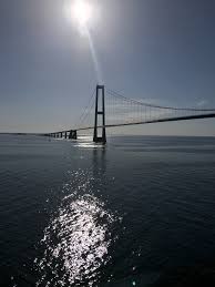 Das land hat ein repräsentatives parlamentarisches staatssystem mit einem regierungschef (ministerpräsident zum königreich dänemark gehören auch zwei autonome gebiete im atlantik, die nicht mitglieder der eu sind: In Den Abendstunden Passieren Color Magic Und Color Fantasy Die Great Belt Brucke Storebaelt Die Danemark Uber Das Meer Verb Urlaub Nordsee Kreuzfahrt Urlaub