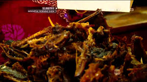 Serundeng diganti dengan bumbu kering atau orang madura menamakannya bumbu kretek, kata mak isa, kamis (24/6/2010). Kuliner Legendaris Nasi Bebek Mak Isa Net5 Youtube