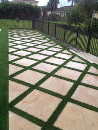 The Grass Is Always Greener On The Other Side Of The Fence Examples View The Softlawn Photo Gallery To See Examples Of How Synthetic Turf International Can Help You Exp Turf Backyard Lawn And Landscape Backyard Pool Landscaping