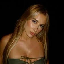 Anna Woods (@annawoodz)