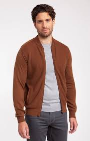 Ce gilet en crochet réveillera une tenue classique et vous donnera du style à tous les coups. Pulls Gilets Armand Thiery Homme