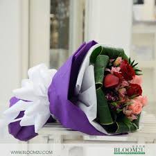 Petit Surprise Red Pink Roses Bouquet Bloom2u Com Pink Rose Bouquet Red And Pink Roses Flower Delivery Service