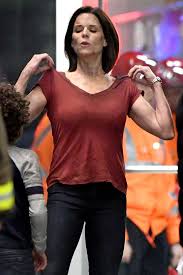 Neve adrianne campbell (/ ˈ n ɛ v ˈ k æ m b əl /; Neve Campbell Web Ar Twitter Actress Neve Campbell On Set Of Skyscraper In Vancouver Canada By C Atlantic Images Via Celebritywotnot