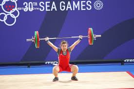 She won the silver medal in the snatch in the women's 59 kg event at the 2018 world weightlift. Nha VÄ' Sea Games Hoang Thá»‹ Duyen Co Gai Dan Tá»™c Giay Tá»«ng Pháº£i Trá»'n Nha