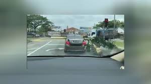 Banyak kecelakaan terjadi justru disebabkan oleh faktor kelalaian penggunanya. Pokok Pisang Punya Pasal Terbongkar Semua Kesalahan Trafik Metrotv