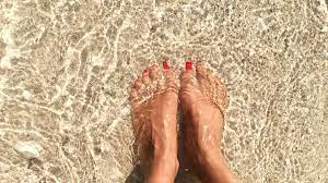 Heiße füße frag mutti ~ meine füsse sind extrem heiss aber nur nachts im bett wenn man gerne schlafen wü hatte schon immer die fantasie wie ich sie in einen eimer wasser stelle und das wasser sich voll aufwärmt weil meine füsse wie ein tauchsieder wirken. Heisse Fusse Im Sommer So Verschaffen Sie Sich Abkuhlung Bildderfrau De