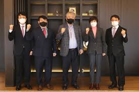 제주지역 3선 국회의원 출신인 김우남 한국마사회장이 측근 특혜 채용을 지시하고 직원에게 폭언을 일삼았다는 주장이 제기됐다. íêµ­ë§ì¬í ê¹ì°ë¨ íì¥ ì ë íêµ¬ ì¹ë§ ì ìë¨ ê²©ë ¤ ì°í©ë´ì¤