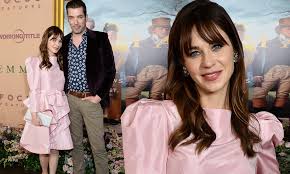 9, 2020 01:28 a year into their relationship, the couple has been able to quarantine together. Zooey Deschanel Is Pretty In Pink As She Cuddles Up To Jonathan Scott At Emma Premiere In Hollywood Daily Mail Online