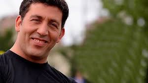 He has some mental problems which he tries to hide from güneş. Emre Kinay Gordugunuz Gibi Olmedim