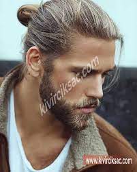 Böyle bir yüz kemikli ve karakterli bir yüz olduğu için her saç modeli bu yüz şekline yakışmayacaktır. Erkek Sac Modelleri Ve Yapilislari Erkek Sac Modelleri Uzun Sacli Erkek Topuz Sac Modelleri