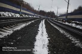 Хотя это и недалеко от центра города, места здесь пустынные — овраг, промзона, железнодорожная ветка, гаражи, облюбованные бомжами и наркоманами. Memorial Gde Razbilsya Samolet V Permi Razbivshijsya Samolet Su821