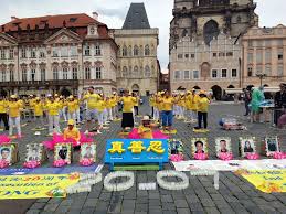 Kuzeyinde polonya, batı ve kuzeybatısında almanya, güneyinde avusturya ve doğusunda slovakya ile komşudur. Cek Ve Slovakya Cin Rejiminin 21 Yildir Falun Gong A Karsi Yaptigi Zulum Ile Ilgili Miting Ve Imza Kampanyasi Duzenlendi Falun Dafa Minghui Org