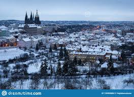 Vista Aerea De La Ciudad Congelada Del Invierno De Praga Foto De Archivo Imagen De Exterior Medieval 135908804