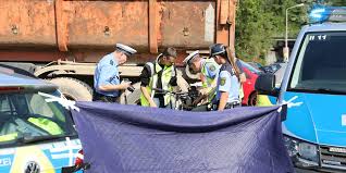 Todlicher Unfall In Dresden 54 Jahre Alter Radfahrer Stirbt Nach Unfall Mit Lkw Mz De