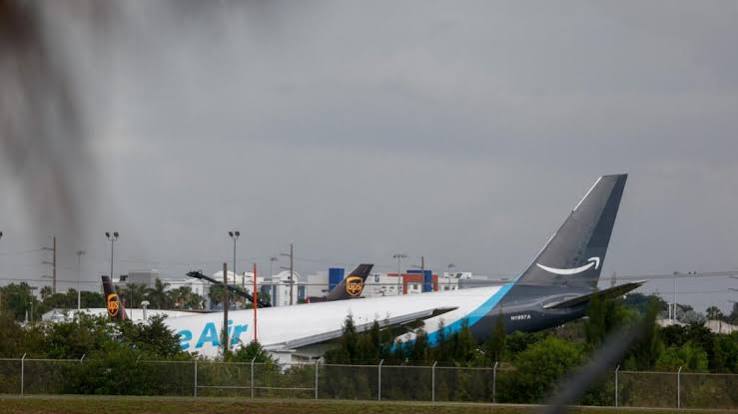 Amazon cargo plane crashes at Miami airport, killing at least five - France 24