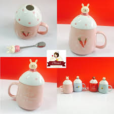 Mug lucu ini bisa kamu jadikan pilihan untuk tempat minum kamu, mug ini memiliki karakter hewan dan dilengkapi dengan tutup agar minumanmu tidak terkena debu, selain itu pada tutup mug ini terdapat hiasan burung kecil yang lucu Gelas Animal Sendok Gelas Keramik Gelas Lucu Gelas Unik Mug Shopee Indonesia