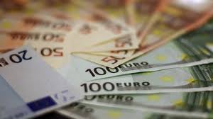 El dólar blue, paralelo o informal, son denominaciones argentinas que se utilizan para referirse al dólar estadounidense comprado ilegalmente en el mercado negro. Cotizacion Del Euro Blue Hoy Cual Es El Precio El Miercoles 2 De Junio 2021 Info Tucuman