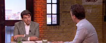 Twan huys (55) keert vanaf volgende week zondag terug op tv als vaste presentator van het discussieprogramma buitenhof. 5f9zomtpghdpgm