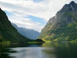 Its excellent harbour is on tromøy sound, a protected sound sheltered by the offshore island of tromøy. Arendelle Frozen Norway