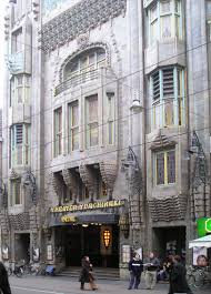 Commissioned by abraham icek tuschinski in 1921, the interior and exterior blend several designs, with a heavy emphasis on. Amsterdam Tuschinski Bioscoop Joods Cultureel Kwartier