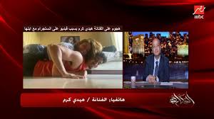 هيدي حملها ابنها فوق جسده، والتصق جسدها… H Ovrub2lmtlrm