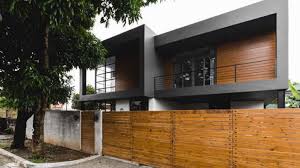 Walau desain rumah kayu ini sederhana, hanya berbentuk balok, berdinding gabungan kayu dan kaca, namun yang spesial dari rumah ini adalah tamannya yang indah. Inspirasi 12 Model Desain Rumah Kayu Lengkap Gambar Rumah Com