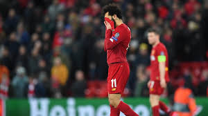 Dernier maillot présenté par liverpool pour la saison 2019 2020 le maillot third se dévoile sous un mélange de noir de gris et de vert d eau et dispose d un la boutique de la ligue des champions 2020. Ligue Des Champions De L Uefa Le Monarque Liverpool Perd Deja Sa Couronne Radio Canada Ca