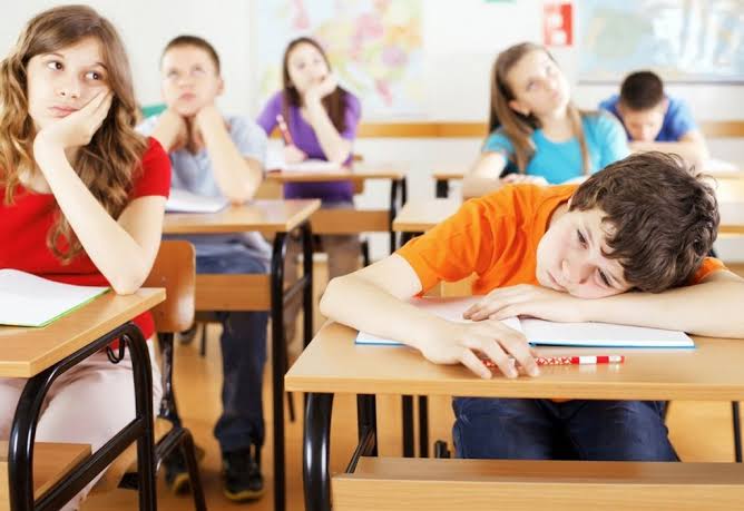 STUDIU: Trei din cinci elevi de liceu sunt plictisiți de profesori și de materii – afaceri.news