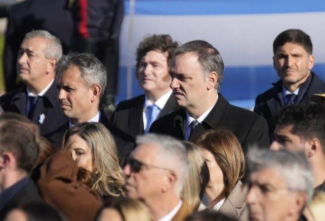 El D�a de la Bandera empez� con la presencia de Adorni junto a Milei en Rosario