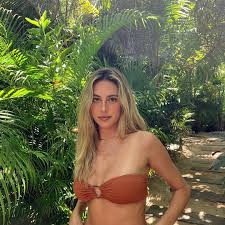 Sophia Stallone surge entre plantas em cliques nas redes 