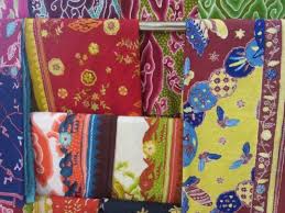 Pola hias jenis batik pesisir umumnya menggunakan warna. Batik Pedalaman Dan Pesisiran Itu Beda Kenali Lebih Jauh Karakter Dan Filosofinya Yuk