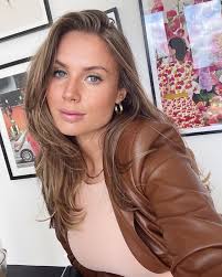 Vợ của các cầu thủ tuyển Thụy Điển ăn mặc thế nào?