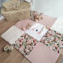 Des parures de lit pas chères dans toutes les tailles et dans tous les styles, c'est sur blancheporte.fr ! Tapis De Jeu Lapin Fleuri Guili Gribouilli Linge De Lit Et De Deco Pour Enfant