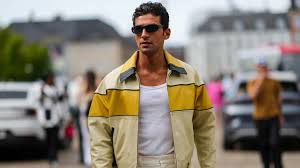 Flora Favaretto nua - A gostosa do condomínio mostrando seu corpo deslumbrante