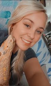 Hey, I was hoping I could get some answers for some of my beardies weird  behaviors. she has absolutely refuses to touch her greens for a very long  time and she's starting