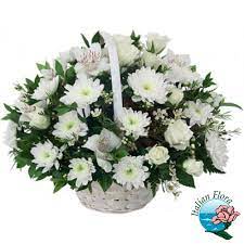 Il mazzolino di fiori è costituito da due rose bianche, da alcune piccole bacche bianche e. Cestino Di Fiori Bianchi Per Matrimonio Con Gerbere Roselline E Alstromerie