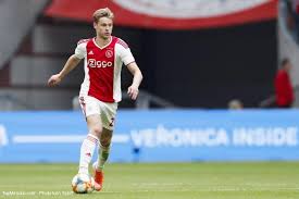 Octroyé par le journal de gelderlander, ce titre est une consécration du joueur qui a réalisé une belle saison du côté de vitesse. Pays Bas Frenkie De Jong Designe Meilleur Joueur De La Saison