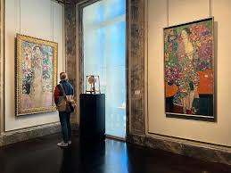 New York's Metropolitan Museum of Art said Thursday it has agreed to merge  with the Neue Galerie, cosmetics billionaire Ronald Lauder's esteemed museum  for German and Austrian modern art housed in an