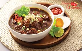 1 kg daging sapi, 1 batang bawang prei, 7 siung bawang putih, 10 siung bawang merah, 5 buah kluwak, 1/2 sdm jinten, 1 sdm ketumbar, 2 ruas jari lengkuas, 2 ruas jari jahe, 2 ruas kunyit, 1 sdt merica, 2 ruas jari kencur, 2 batang sereh (geprek), 2 ruas jari lengkuas (geprek). Resep Rawon Dapur Umami
