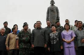 Komplek monumen jendral sudirman ini juga dilengkapi dengan diorama perjuangan kemerdekaan bangsa indonesia sampai pengakuan kedaulatan indonesia pada tanggal 27 desember 1949 oleh belanda. Monumen Jendral Sudirman Pakis Baru Nawangan Pacitan Lorok