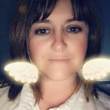 Lynne Bond's Instagram, Twitter & Facebook