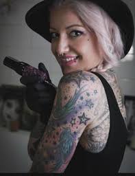 🔥 Les presentamos a nuestra nueva Artista Residente: Sara Rock Llega al  estudio con su arsenal de color para convertir cada tatuaje en una pequeña  obra que estalla en vida. Si buscas