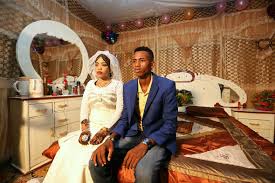 Heather akou, an expert in the subject of somali dress, reveals that rather than adhering to a specific. A Mogadishu Wedding Beautiful Photos Of Somali Couple Marrying In Rajo Refugee Camp