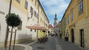 Tu woda jest bardziej błękitna, a latem słońce świeci całkiem mocno. Sopron Wegry Zwiedzanie Zabytki Oraz Atrakcje Turystyczne