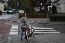 Radfahrer Und Zebrastreifen Absteigen Und Schieben Hilden