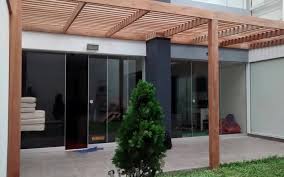 Estos suelen ser los techos para terrazas más comunes y concurridos por los decoradores expertos, lo que significa una alternativa tradicional, si tienes un ambiente clásico y completamente sobrio para hacerlo resaltar, en unos instantes. Techos Y Terrazas De Madera Y Policarbonato