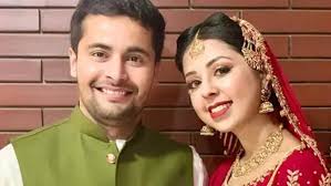 Pakistani couple ties knot amid lockdown, gathers public attention