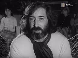 POR ESTES MATOS, de e por Fernando Assis Pacheco . “____Se eu tivesse aqui  um amigo dizia-lhe: “É por estes matos que foge a canção”. De noite, ao  inesperado cair da noite