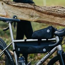 Sacoche De Cadre Noire Bikepacking Venture Agu En 2020 Sacoche Sacoches Poche A Eau