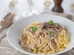 Tagliatelles Sauce A La Creme Et Aux Champignons La Cuisine D Adeline Recette En 2020 Recette Champignon Frais Recette Pate Champignon Tagliatelles